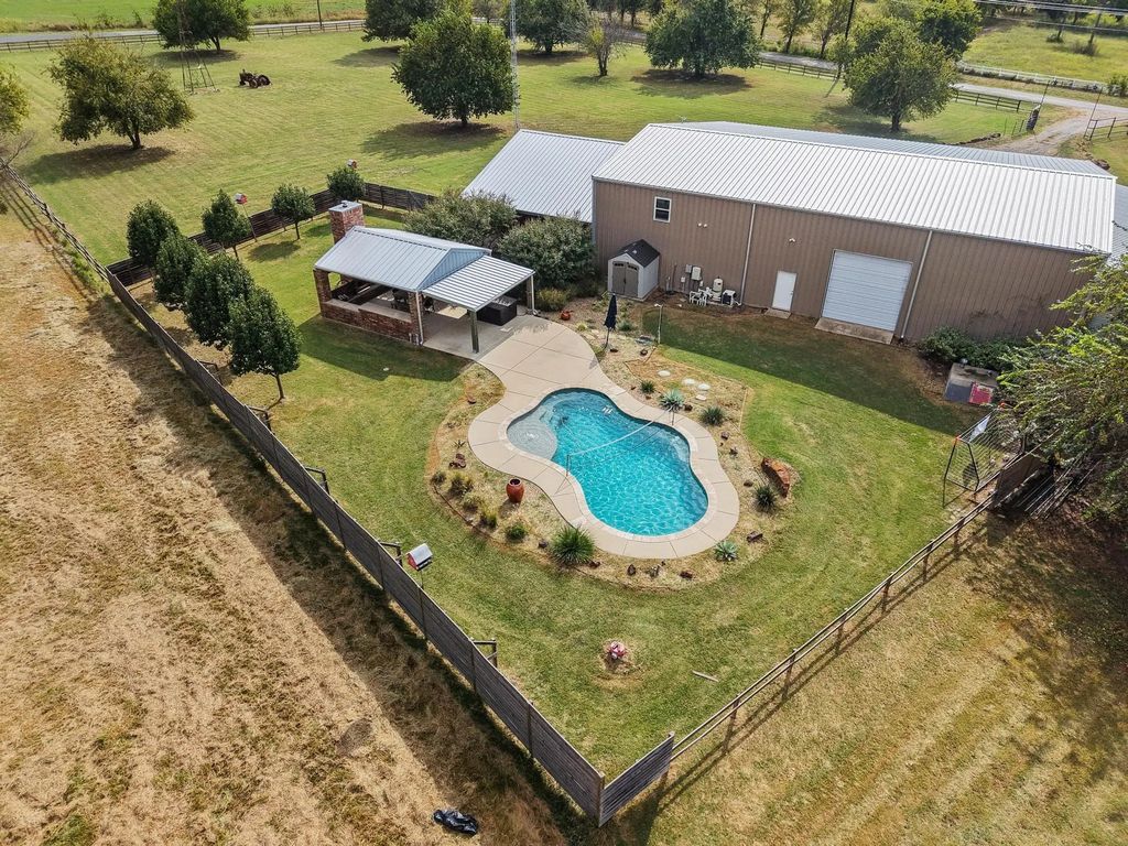 595 Pleasant Home Road, Sherman