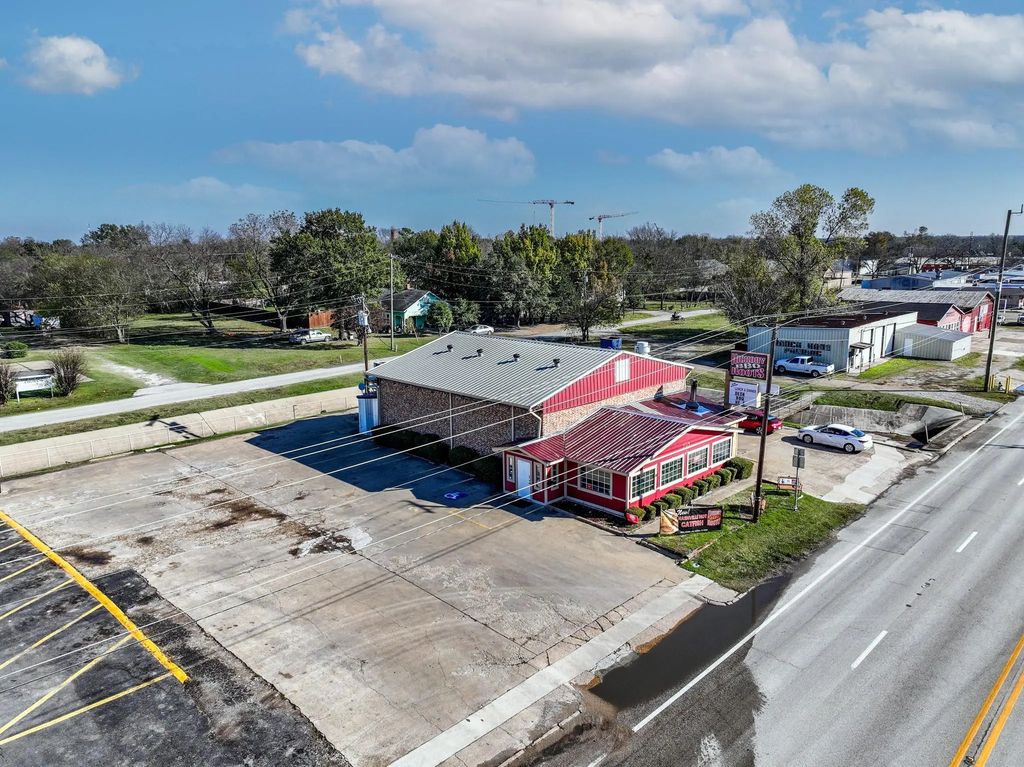 705 E Moore Avenue, Terrell
