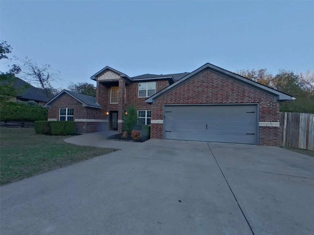 7512 Skylake Court, Fort Worth