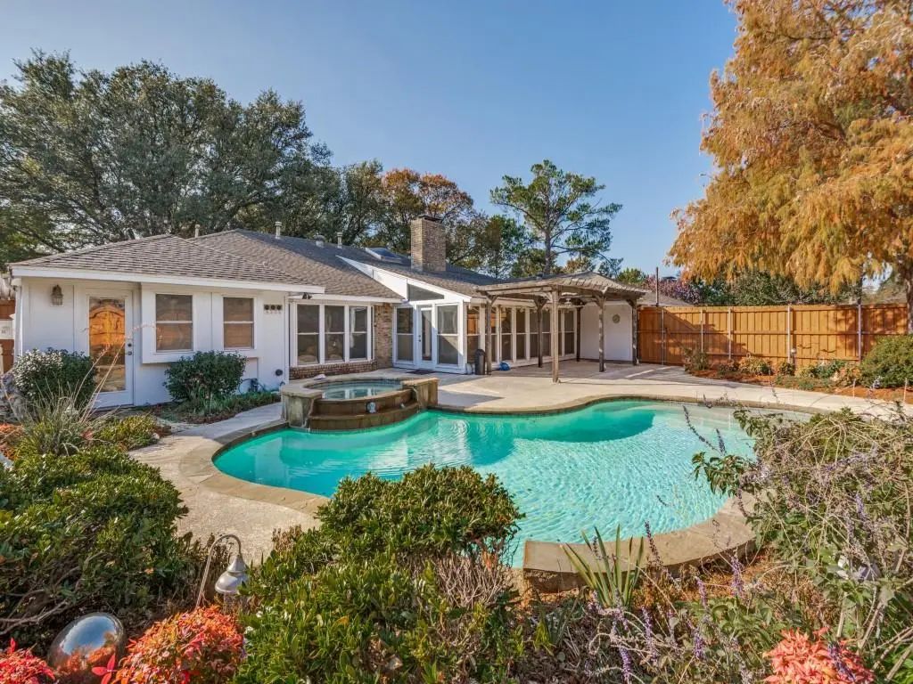 1807 S Crest, Carrollton