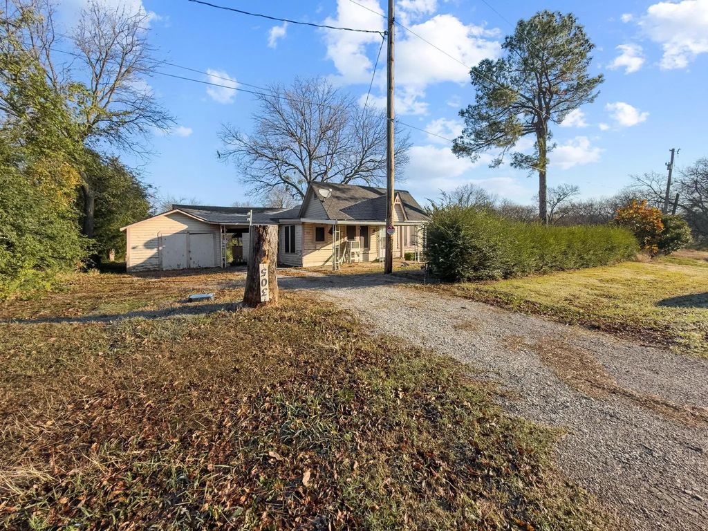 305 E Bells Boulevard, Bells