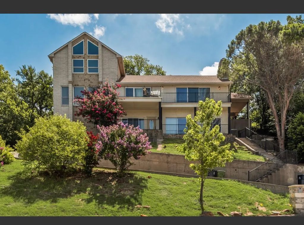 1803 Old Oak, Arlington