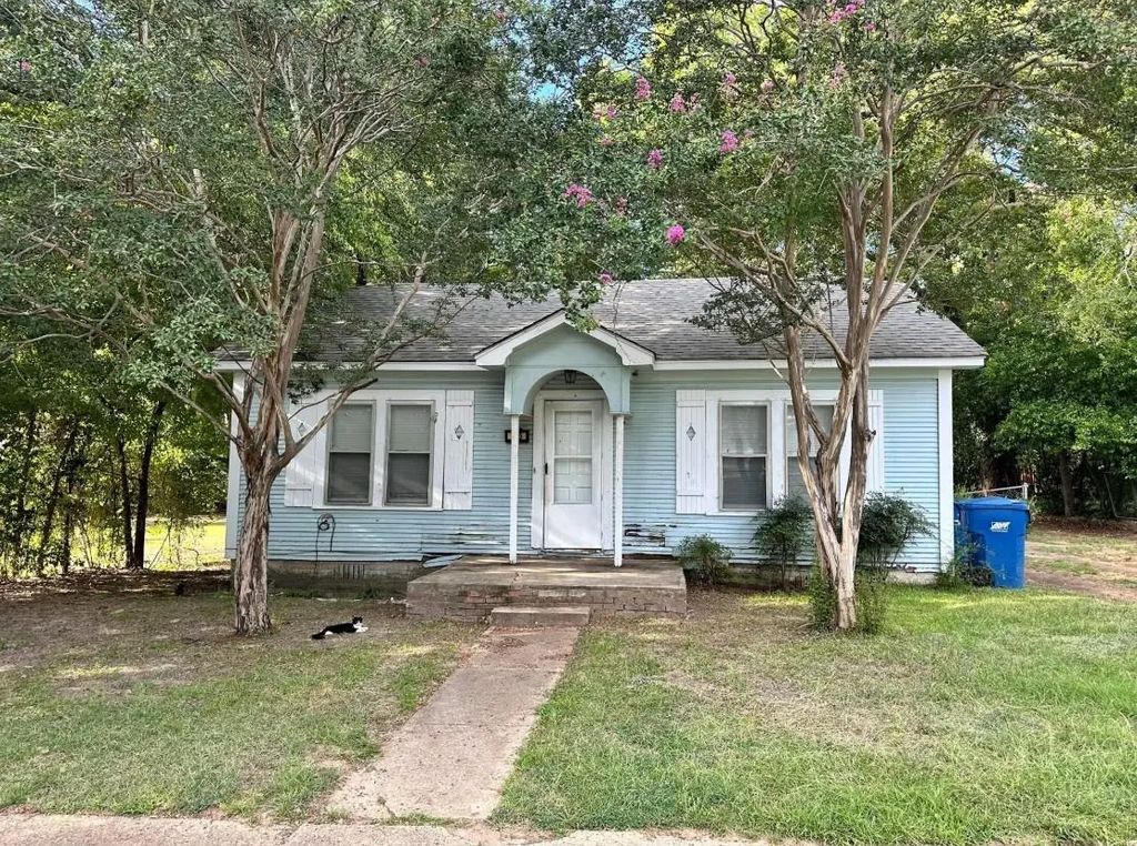 305 E Bradford Street, Troup