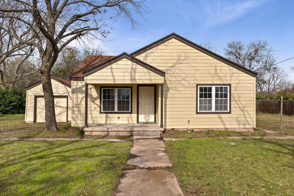 711 E Cowan Avenue, Mart
