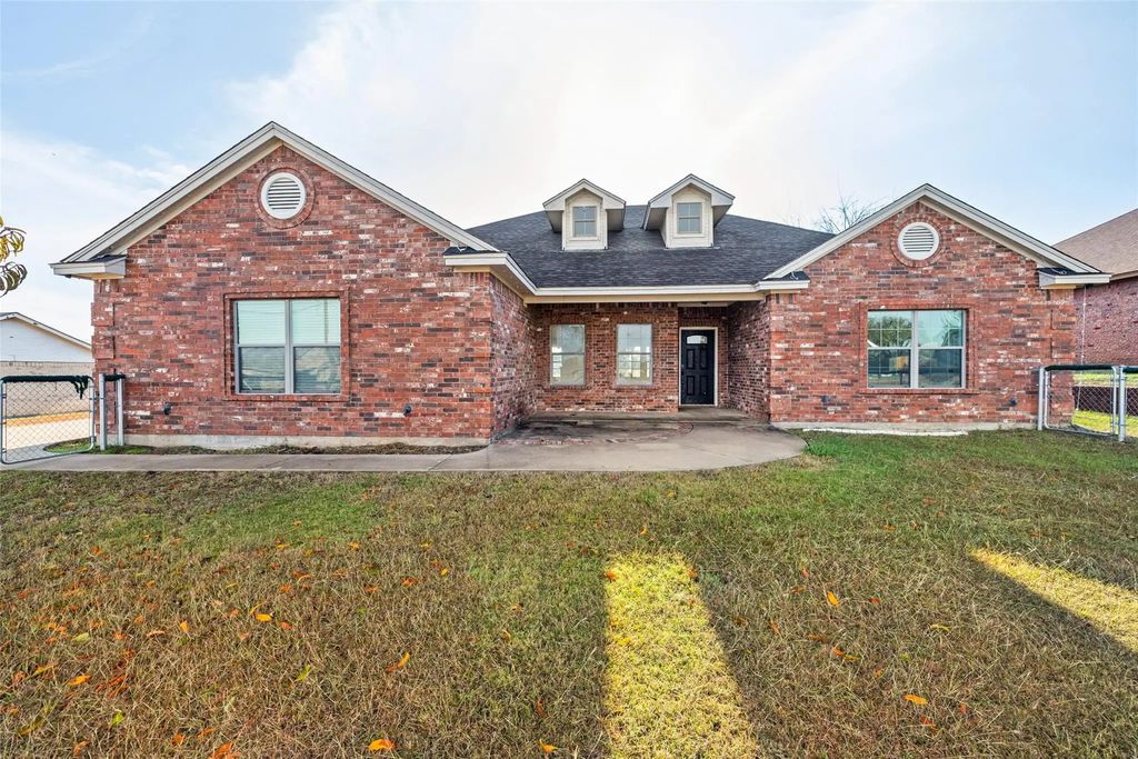 1309 W Chippewa Trail, Granbury