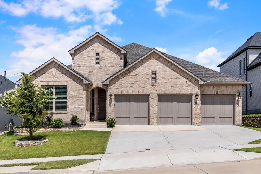 313 Savannah Lane, Oak Point