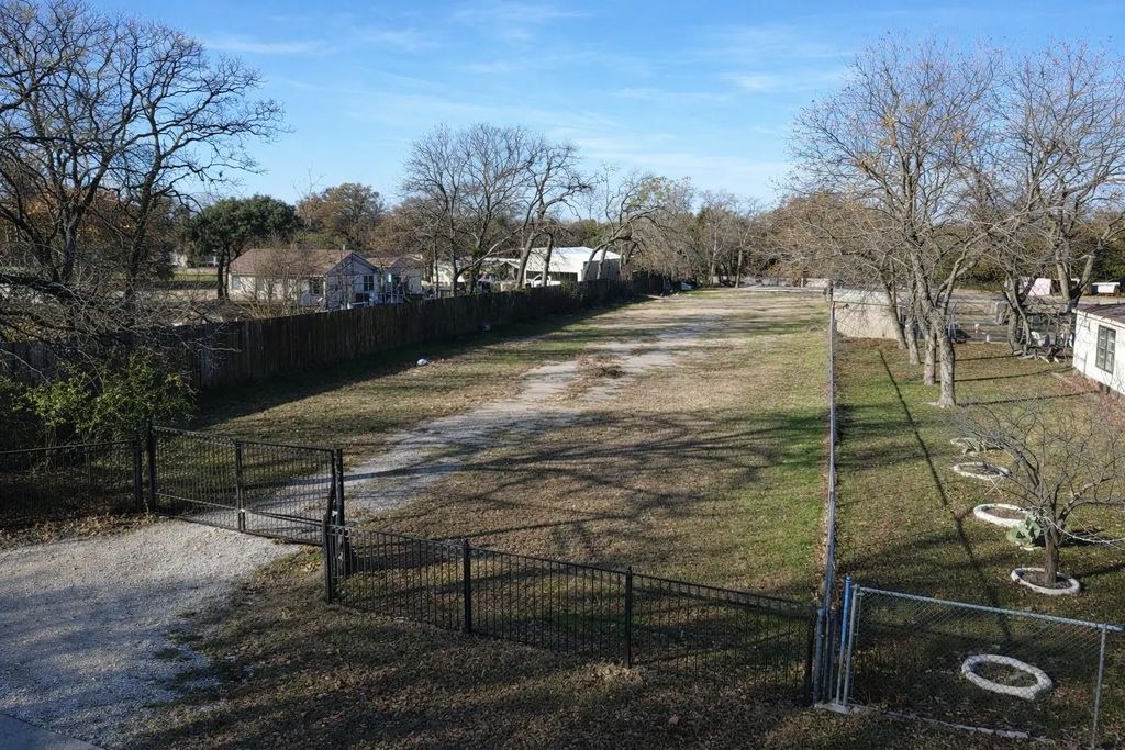 1221 Bloomfield Drive, Dallas