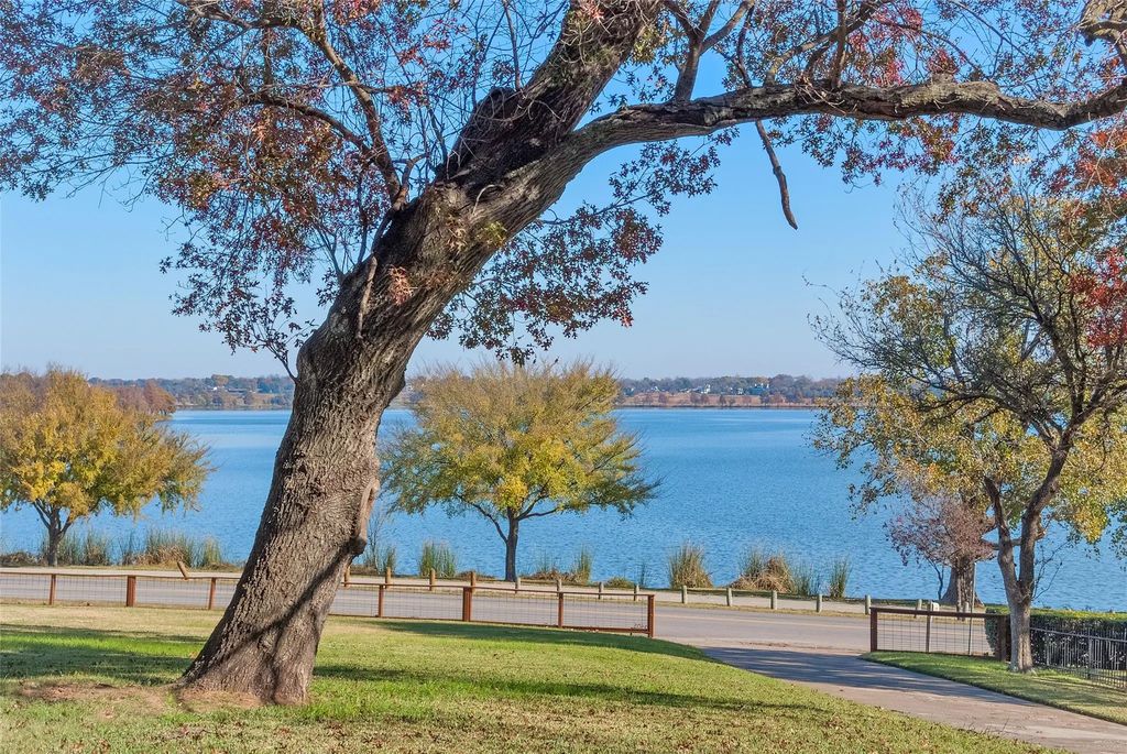 3505 W Lawther Drive, Dallas