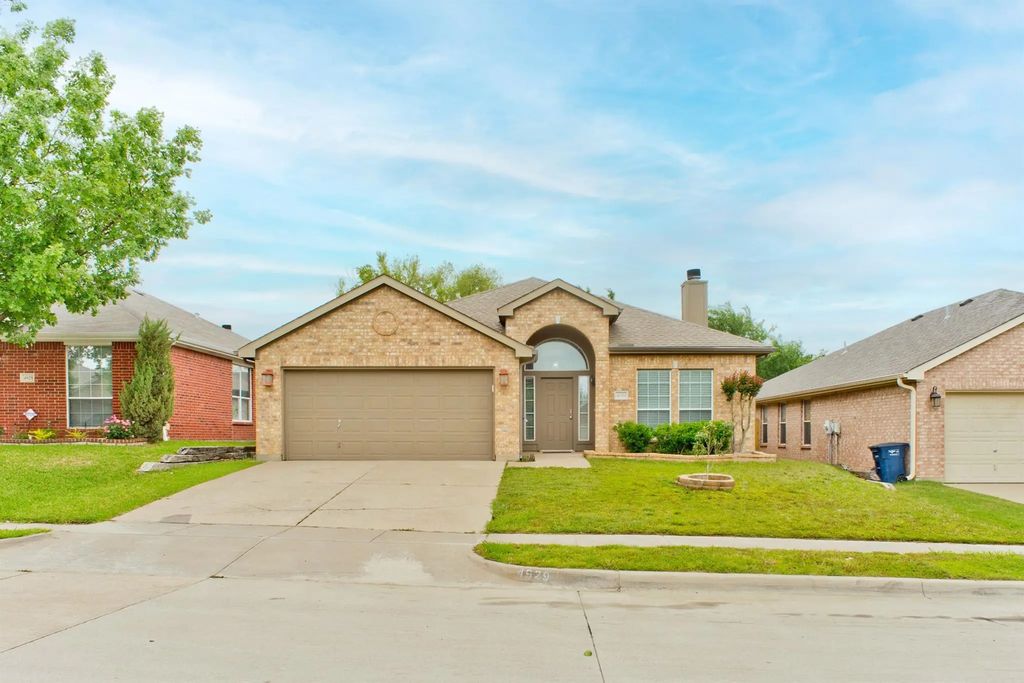 4929 Spur Ridge Court, Fort Worth