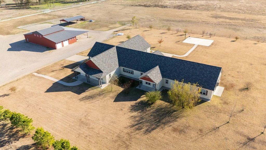 2263 County Road 33040 4, Brookston