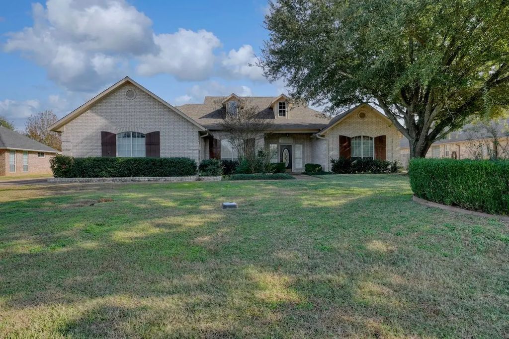 215 Clubview Drive, Hideaway