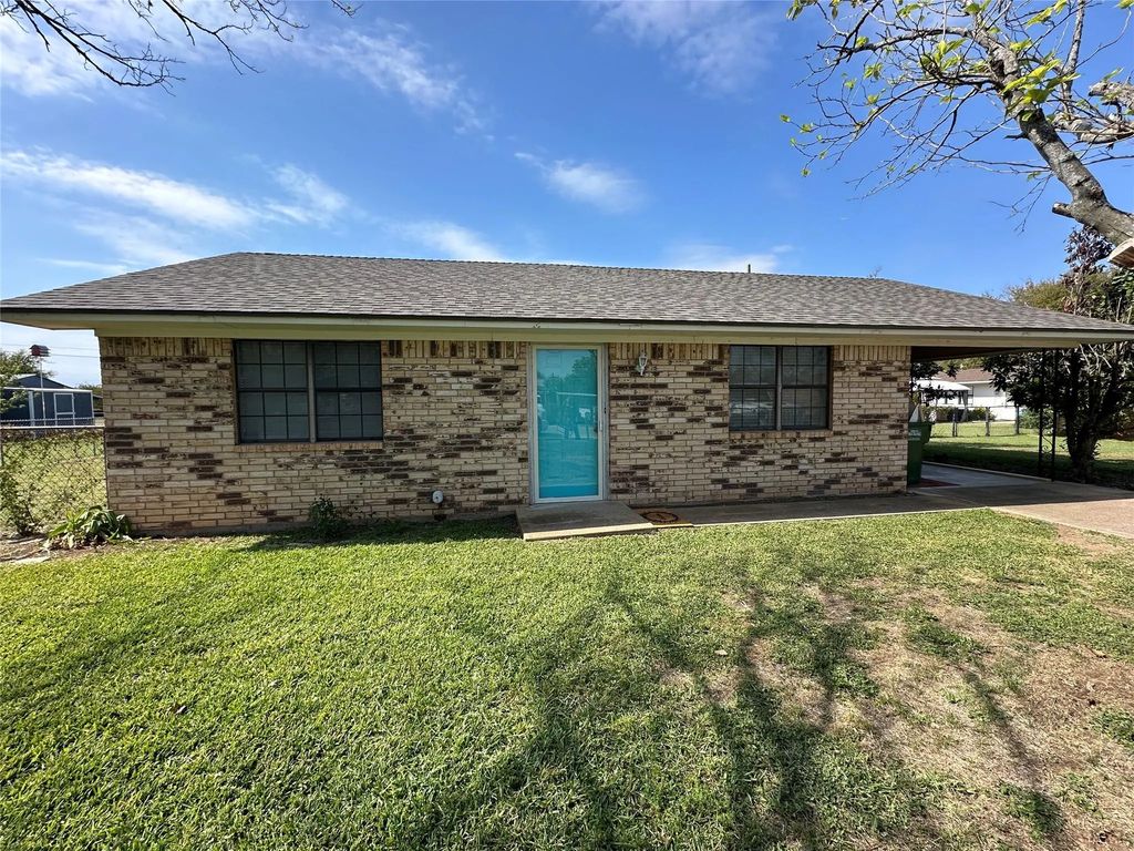 910 Chestnut Street, Hico