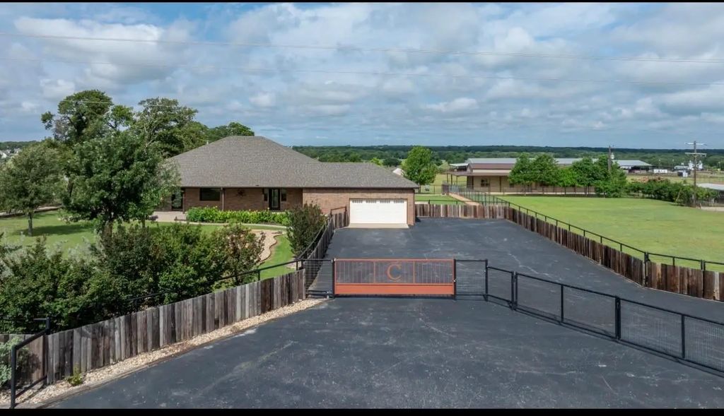 904 County Road 3341, Paradise