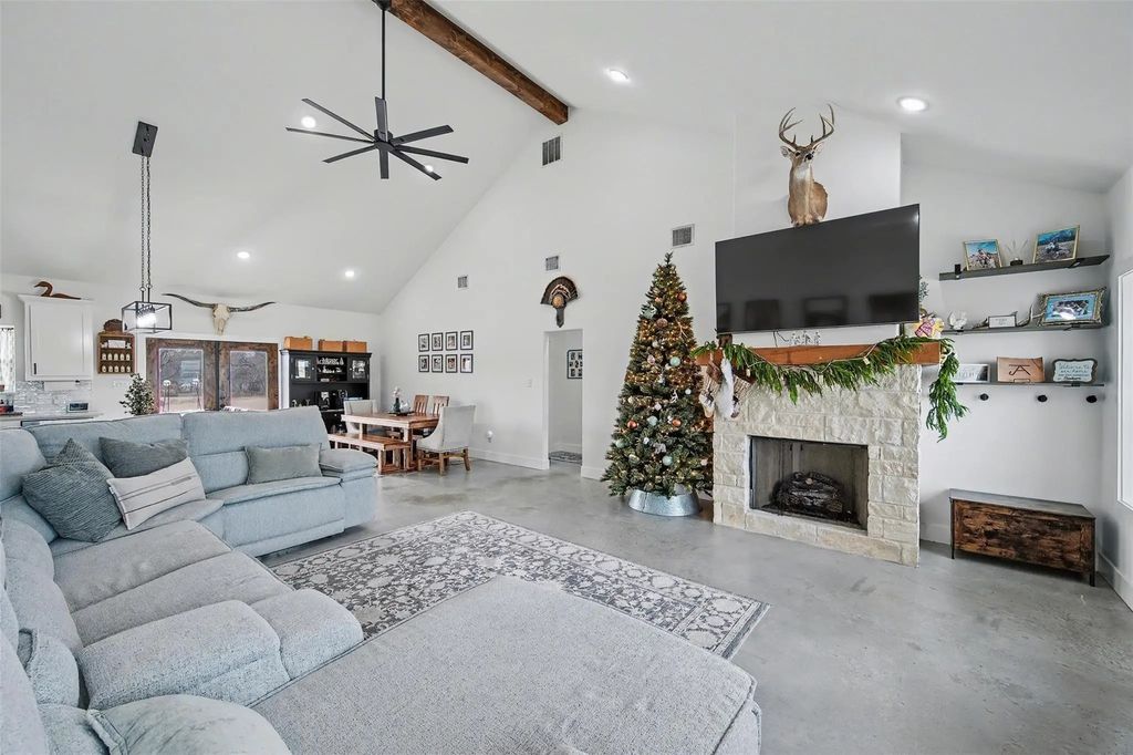 2011 County Road 1590, Alvord