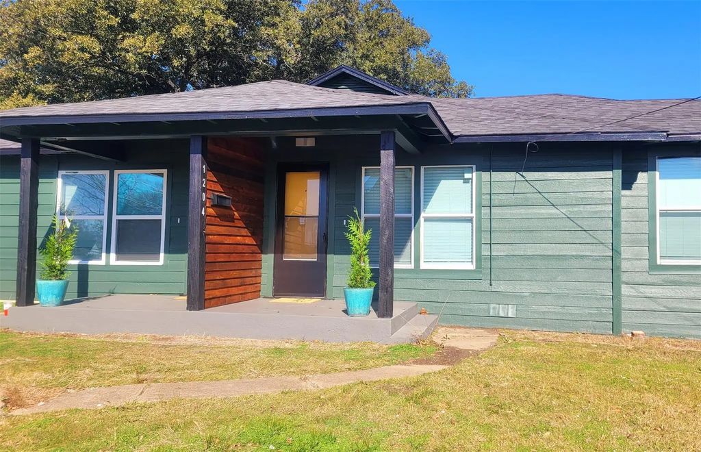 1204 Live Oak Street, Commerce