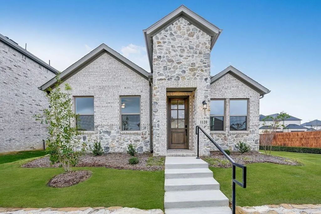 1120 Broomsedge Mews, Celina