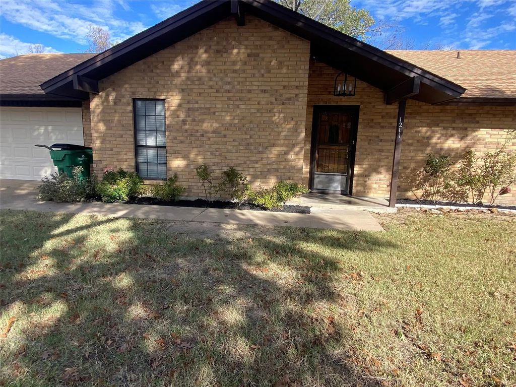 1211 Mockingbird Street, Stephenville