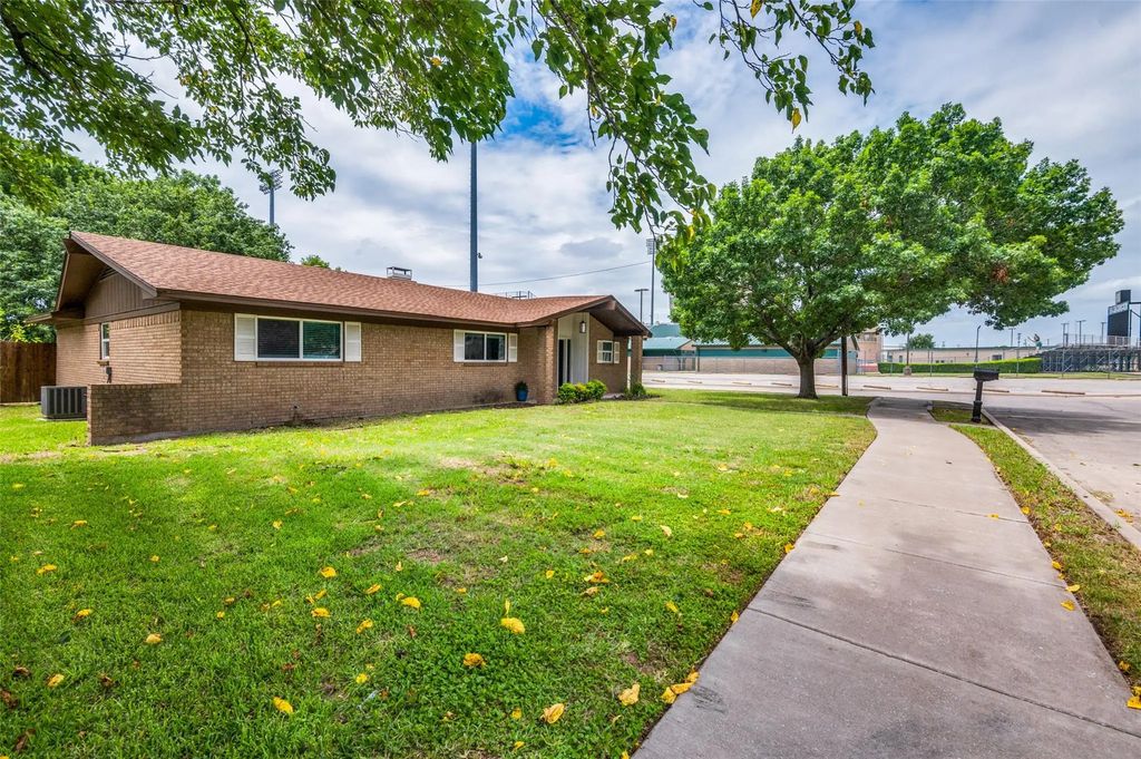 100 High School Drive, Waxahachie