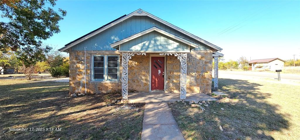 601 Main Street, Lawn