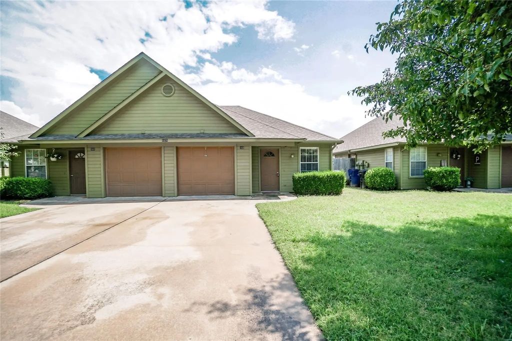 1026 W Coffin Street 102, Denison