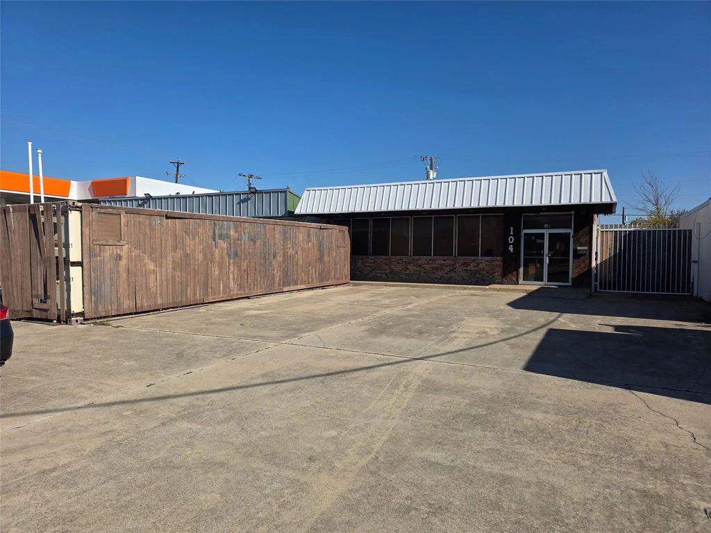 104 S Rogers Road, Irving