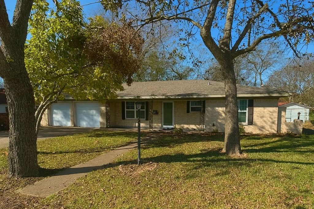 605 N Line, Mineola