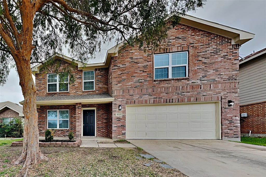 8525 Shallow Creek Drive, Fort Worth
