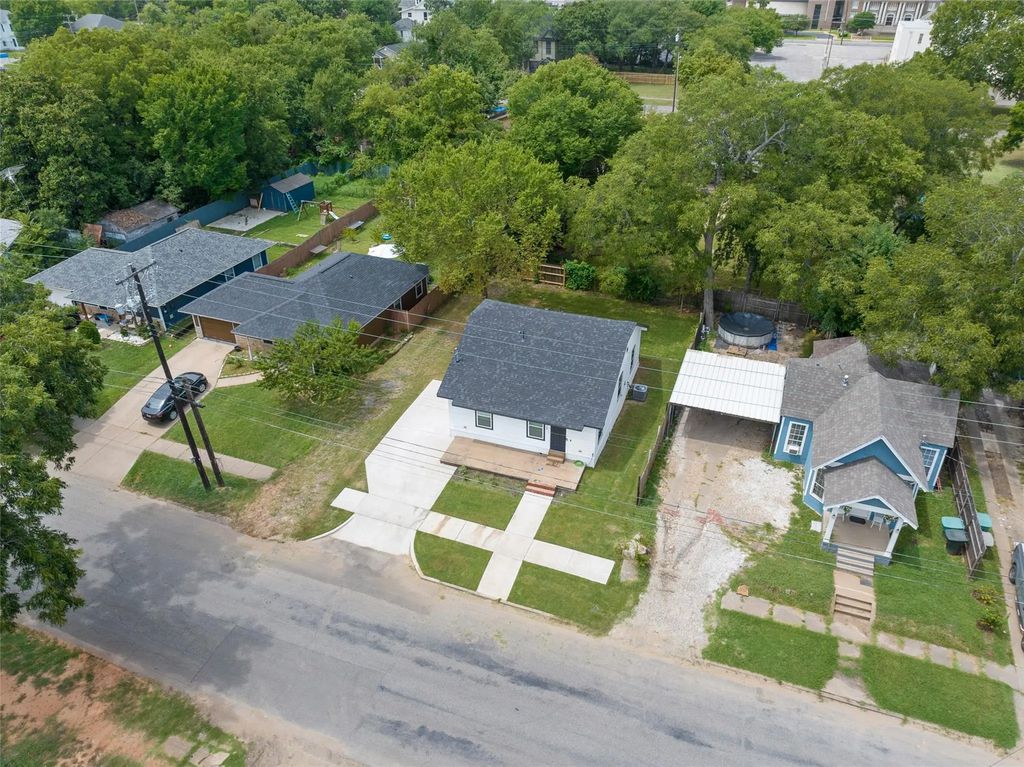412 S Montgomery Street, Sherman