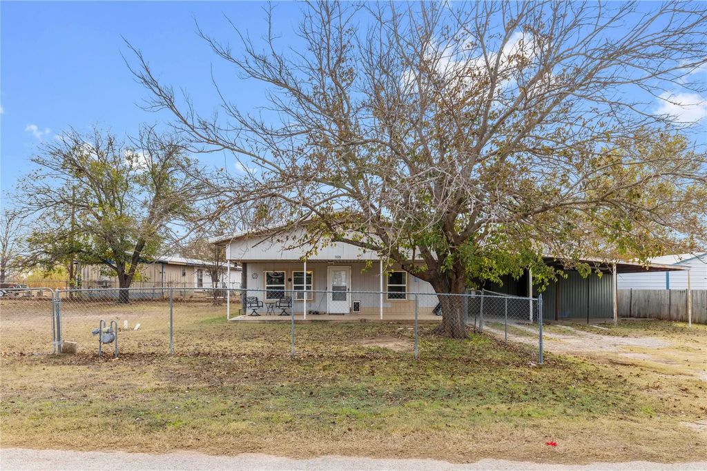 309 Goodwin, Bangs