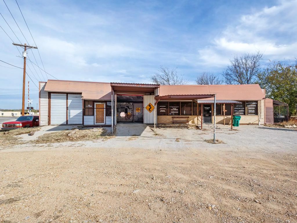 201 E Liveoak Street, Coleman