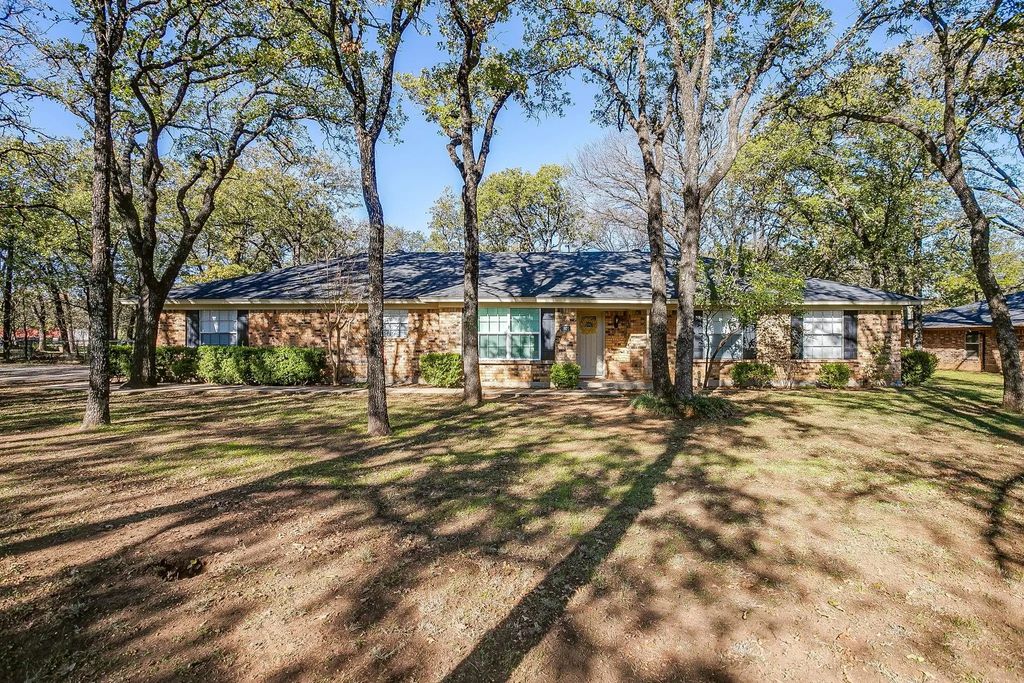 1921 Red Oak Drive, Burleson