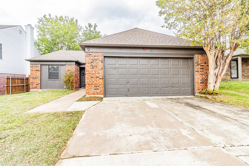 4637 Feathercrest Drive, Fort Worth