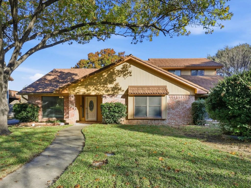 1811 Briarcrest Lane, Arlington