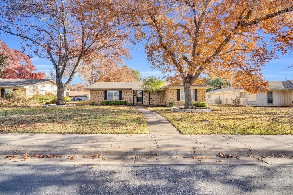 202 Vanderbilt Lane, Waxahachie
