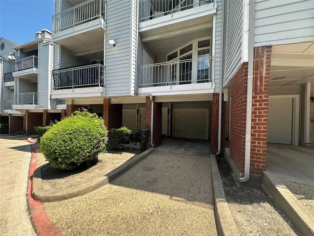 9823 Summerwood Circle 1003, Dallas