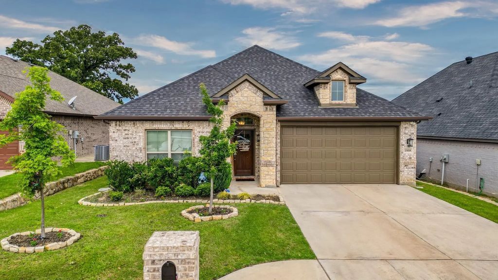 1908 Town Creek Circle, Weatherford