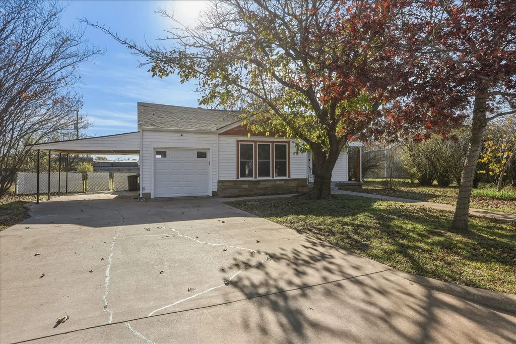 209 Kessler Drive, Granbury