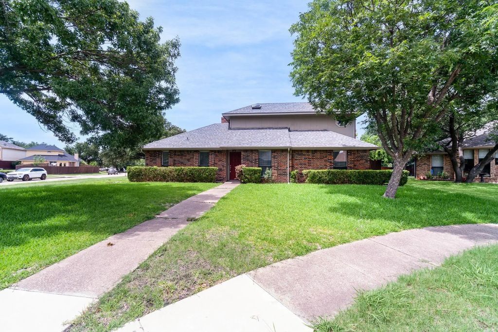1905 Lansdown Court, Carrollton