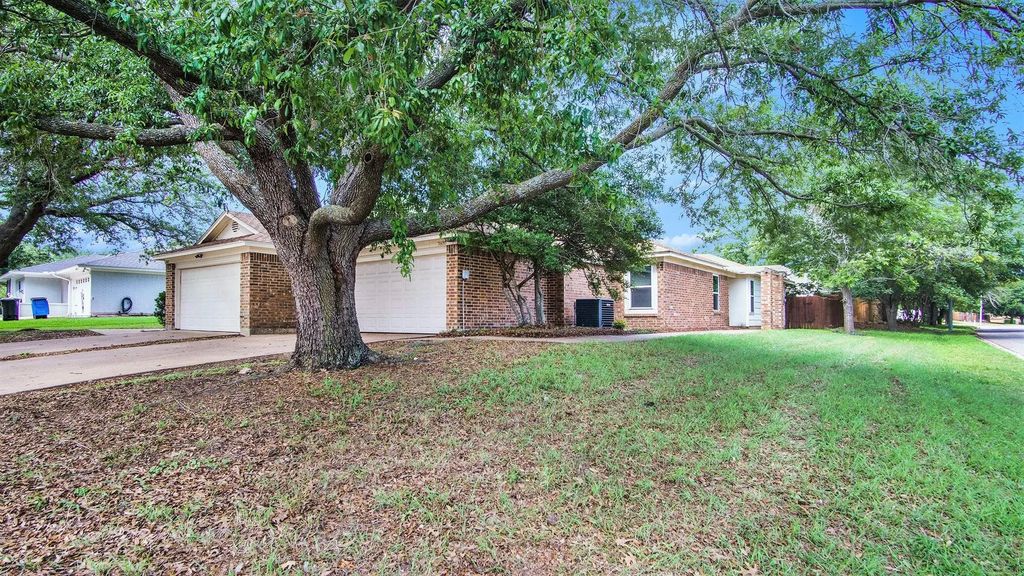 7600 Silveridge Drive, Fort Worth
