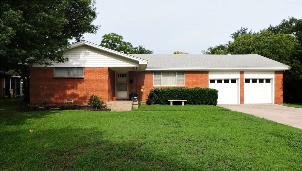 1206 Park Center Street, Benbrook