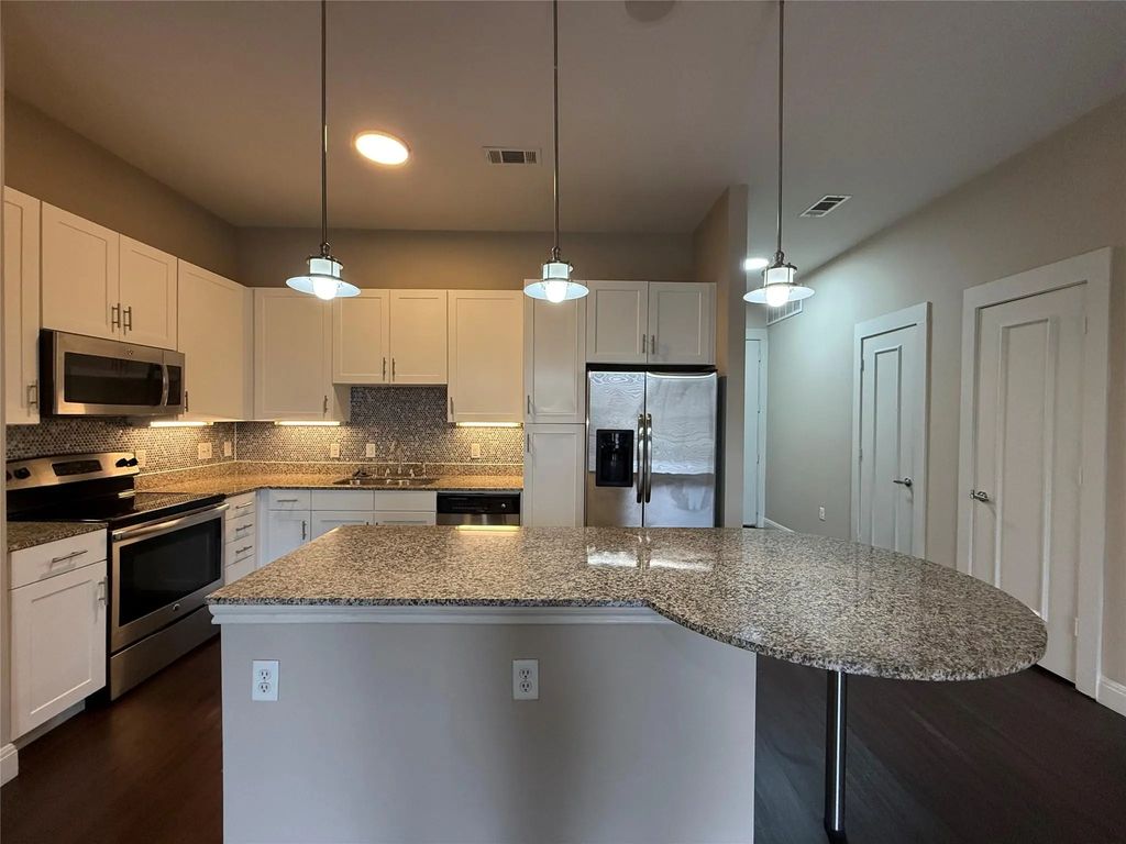 801 N Bishop Avenue 1-306, Dallas