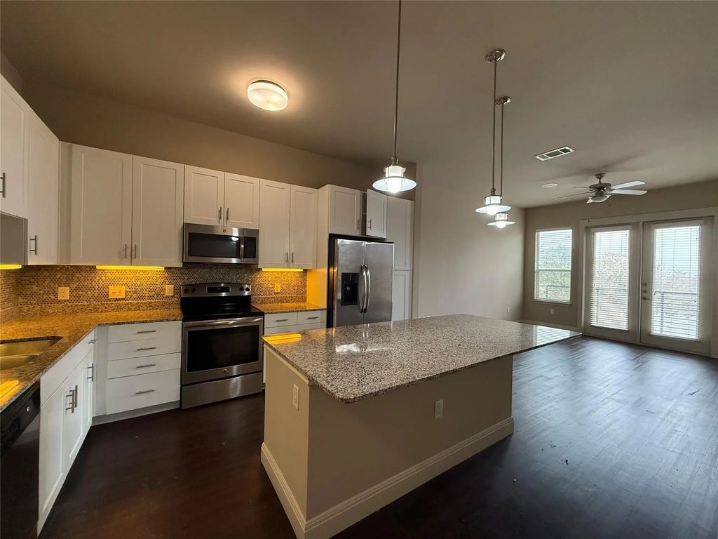 908 N Bishop Avenue 2-301, Dallas