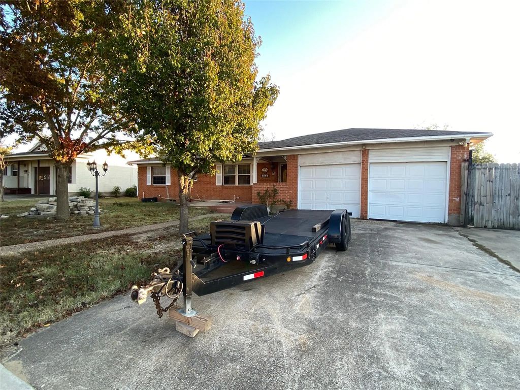 3030 Mark Twain Drive, Farmers Branch