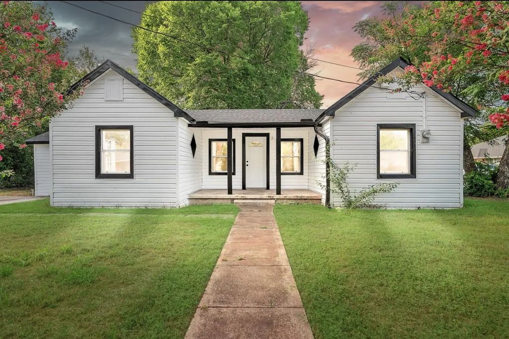 301 E Craven Avenue, Lacy Lakeview