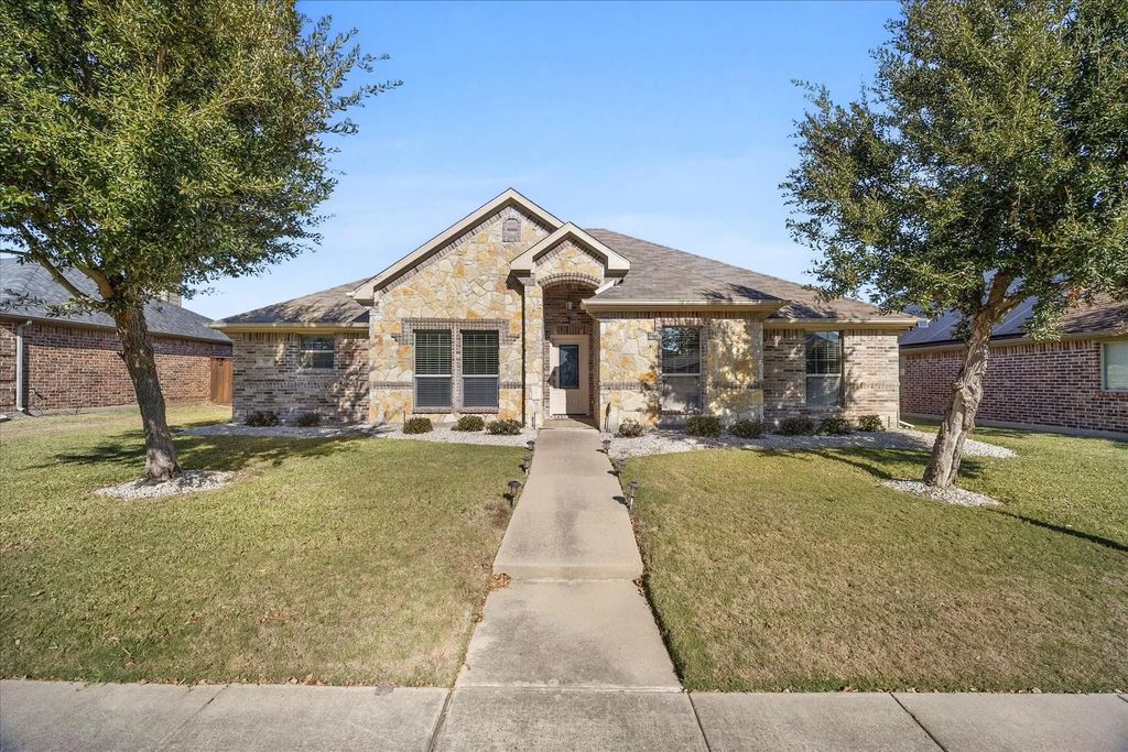 300 Regal Court, Royse City