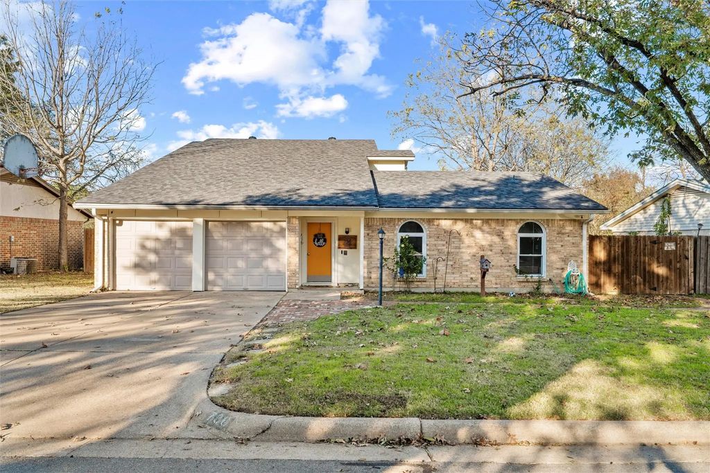 736 Nw Wood Street, Burleson