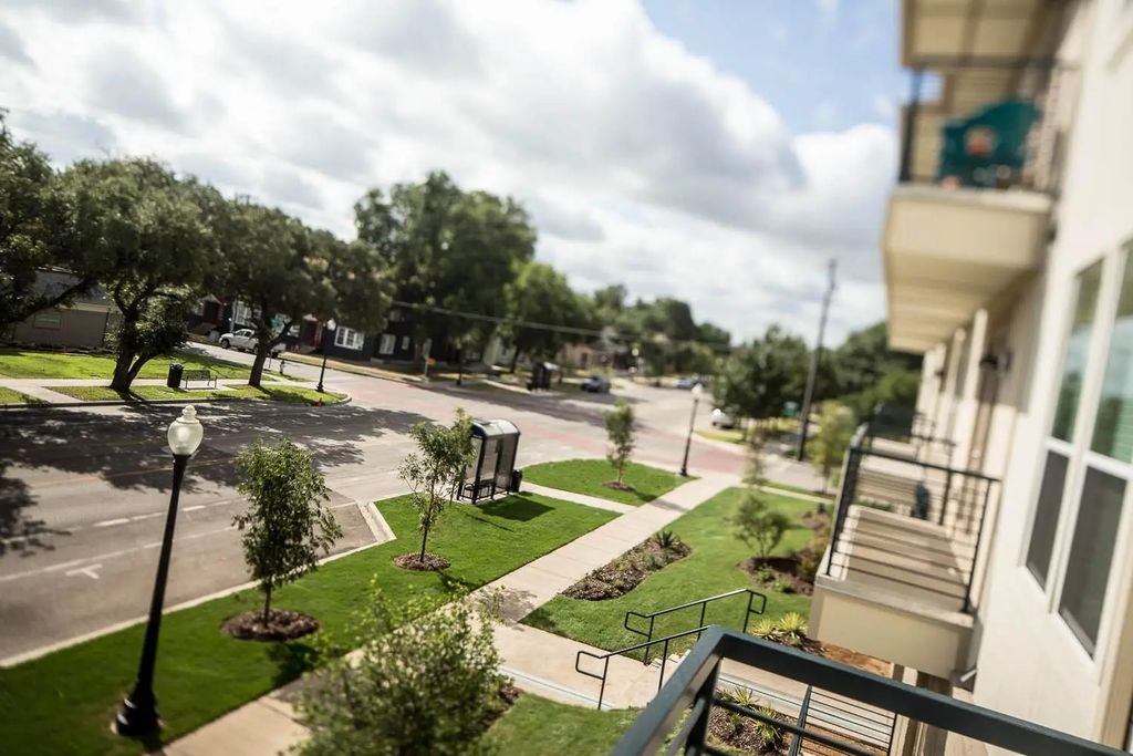 801 N Bishop Avenue 1-102, Dallas