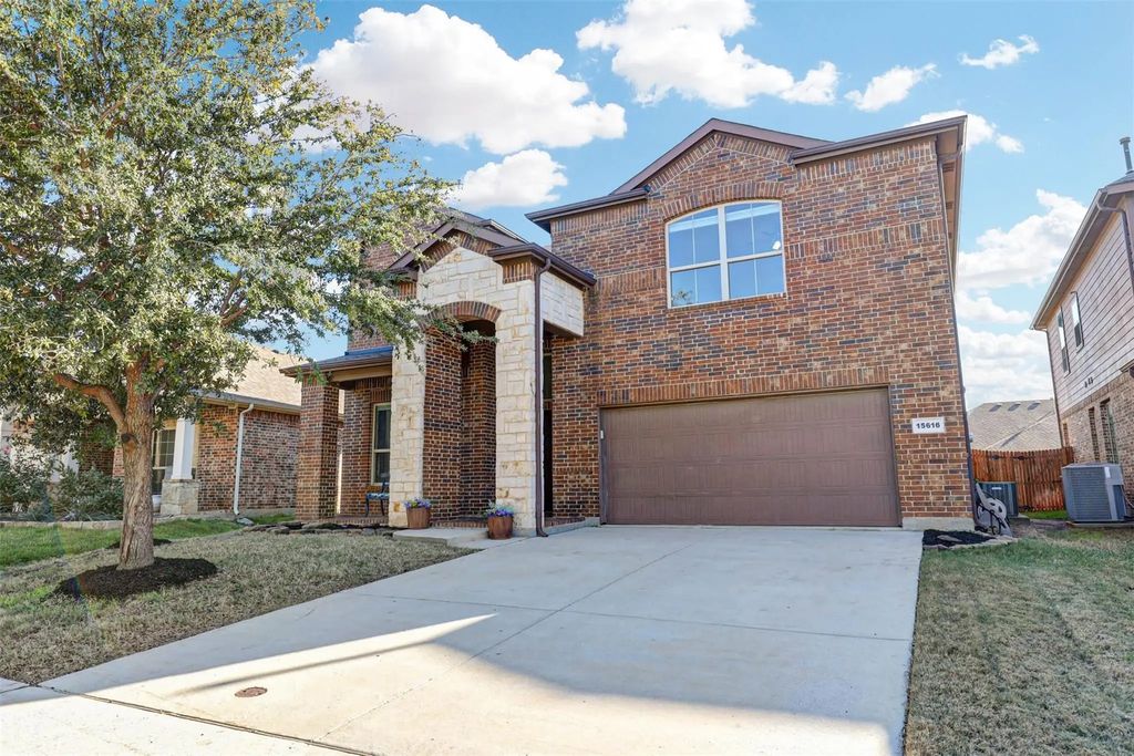 15616 Carlton Oaks Drive, Fort Worth