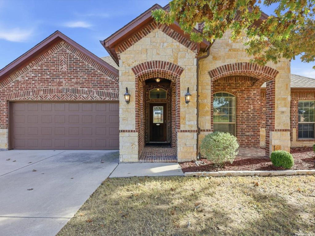 8916 Stone Top Drive, Fort Worth