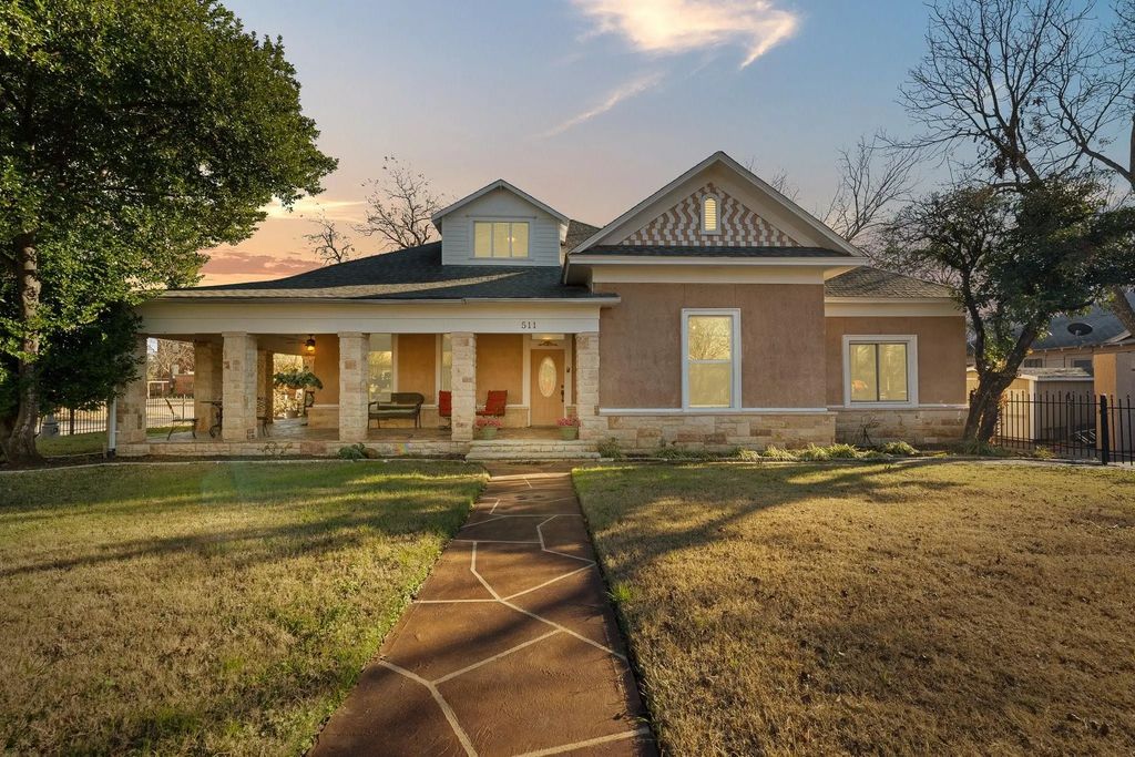 511 W Wilson Street, Cleburne
